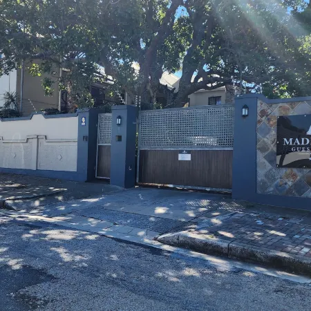 Madiba Bay Guesthouse Отели рядом с достопримечательностью «Форт Фредерик»