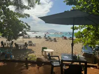 Condo face à épicerie à 3 minutes de la plage 302