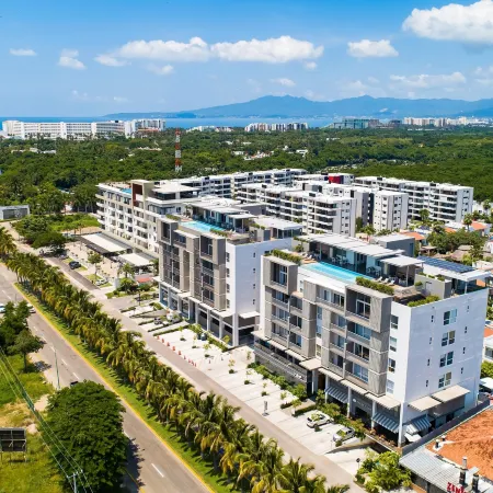 Modern Condo With Breathtaking Views, Infinity Pool, and en Suite Bedrooms