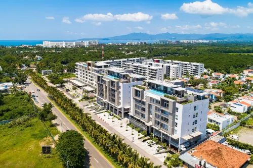 Modern Condo With Breathtaking Views, Infinity Pool, and en Suite Bedrooms - 3-Star