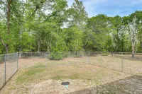 Charming Retreat on 20 Acres w/ Private Lake! - parcheggio