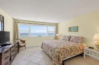 Top Floor Oceanfront 2Br w/ Balcony at Paradise Beach Club, Unit 447