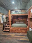 Cozy 1-BR cabin with Kid's Loft, Hot Tub & Large Deck on Working Buffalo Farm