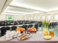 أيبيس ستايلز فارشافا ويست Hotels near بيموفو