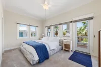 Manu Kai - Beachfront House with Private Pool and Hot Tub 6 Bedroom Home by RedAwning - 4성급