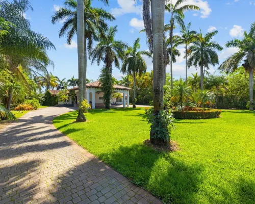 Sultan Villa - Tennis • CT Pool • BBQ Hotels in Golden Glades