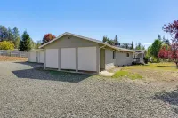 Backyard Oasis w/ Hot Tub & Views: Weaverville Gem - Homestays