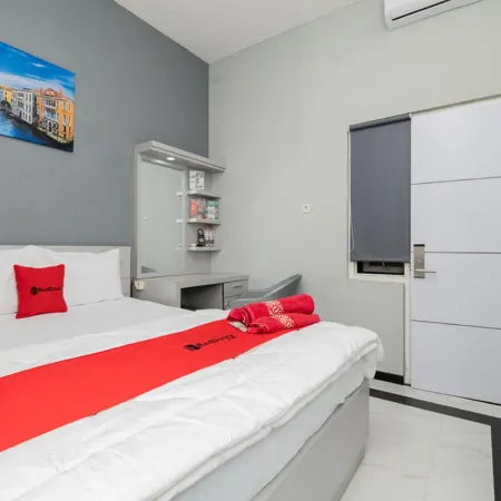 RedDoorz Plus Near Politeknik Negeri Malang