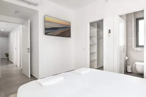 Spacious 4BR Balcony Mamad-RenovatedBldg - 3-Star