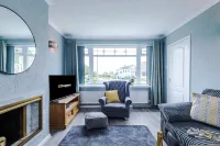 Lovely 2 Bed Home With Free Parking and Garden