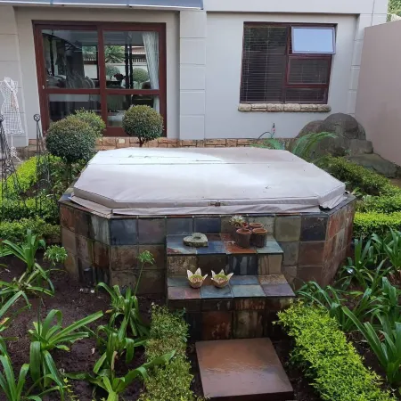 Or Tambo Airport Holiday Home