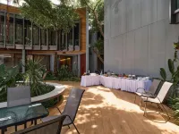 Red Door Hotel, Bangkok Отели рядом с достопримечательностью «Дворец Дусит»