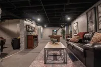 The Historic Brownstone Haus, A Downtown location for Unforgettable Gatherings - 무료 와이파이