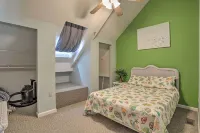 Resort-Style Condo with Lake-View Balcony! - Homestays