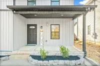Main Street Manor - Spacious Home Near Dining - 4-Star