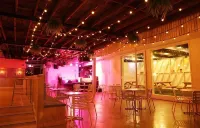 Barrys Beach Road Hotel - Beach