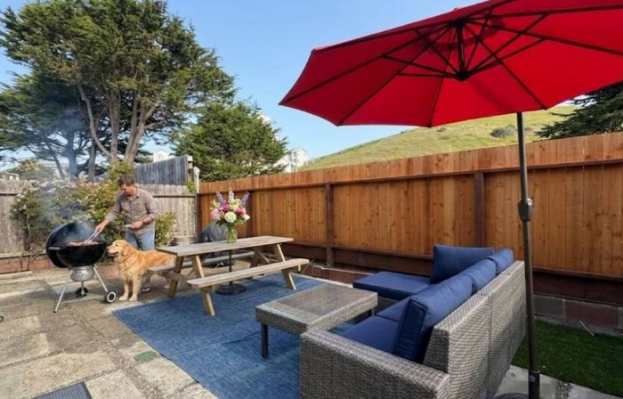 Sundog Cottage - Clean & Cozy - EV - Walk to Food & Beach - Fenced Yard for Dog