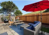 Sundog Cottage - Clean & Cozy - EV - Walk to Food & Beach - Fenced Yard for Dog - Wifi