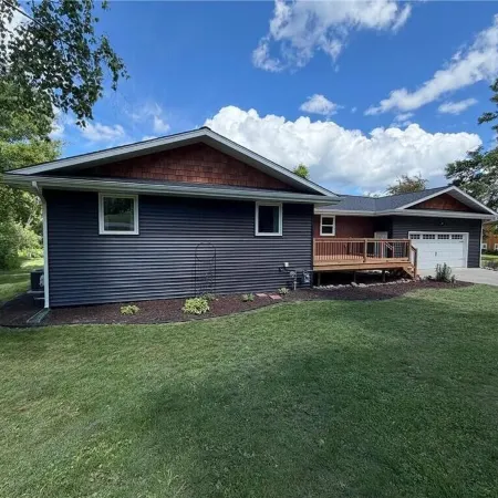 Dockside Retreat on the Canal on Lake Bemidji- 4BR, 3BA-Hot Tub-Fireplace!