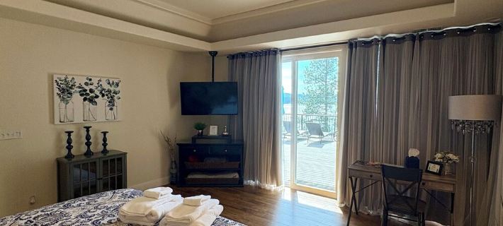 Lakefront Luxury & Stunning Views in Lacc- 4Bed/3Bath, Private Dock, Lake Access Hotel di Plumas County