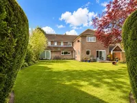 High Trees Guest House Gatwick & Airport Parking - parking