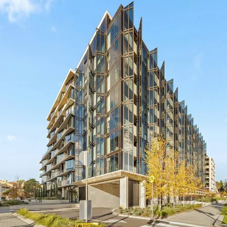 Bright Unit With Secure Parking and Garden Access