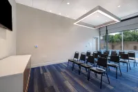 Holiday Inn Express & Suites GLENDALE DOWNTOWN by IHG - 3-Star