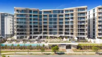 Poolside 2-bed Apartment at Lake Kawana - 4-Star