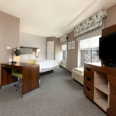 Hampton Inn & Suites by Hilton Arlington Crystal City DCA Hotels near Atlantic Shopping Center