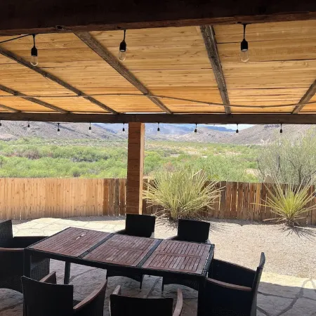 Spacious 4 bedroom home /sleeps 10 /just minutes from State and National Park.