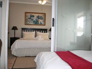 "客房中的房間 - 可容納3名客人的房間 - 阿瑪拉奇賓館在斯瓦科蒙德那米比亞 - 距離海灘500米"
