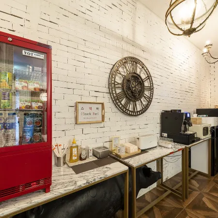 Lerocherrouge Hotel