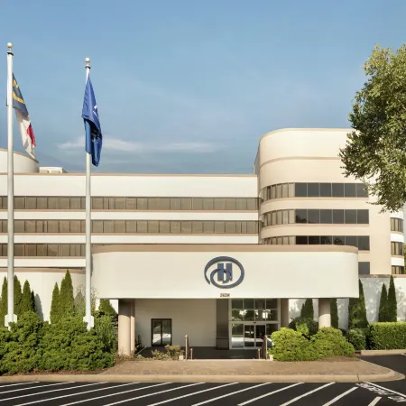 Hilton Charlotte Executive Park Отели рядом с достопримечательностью «Торговый центр SouthPark»