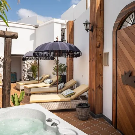 El Charco Suites