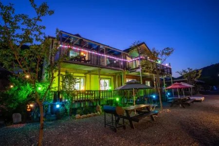 Miryang Haebichi Pension Отели рядом с достопримечательностью «Pyochungsa»