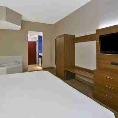 Holiday Inn Express & Suites Cincinnati Northeast-Milford Rooms