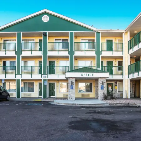 HomeTowne Studios Colorado Springs - Airport Отели рядом с Аэропорт Петерсон-Филд