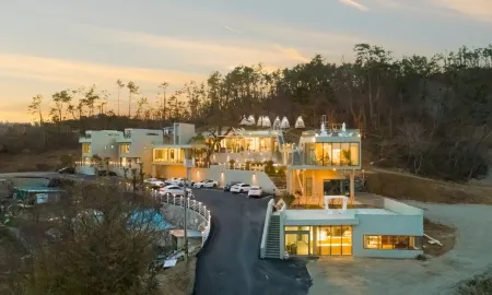 Gyeongju 35mm Pension Отели рядом с достопримечательностью «Submerged Tomb of King Munmu»