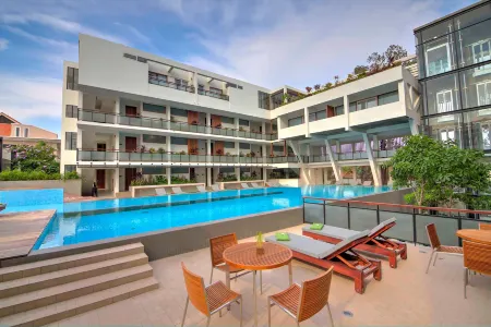 Hotel Somadevi Angkor Boutique and Resort Отели рядом с достопримечательностью «Puthan Nokor Reach Thorm Meta Pagoda»