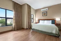Hawthorn Suites by Wyndham Abuja - Parvekkeita