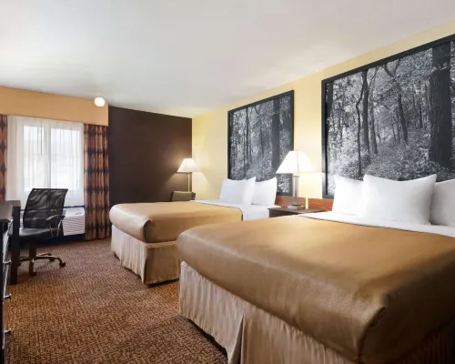Super 8 by Wyndham des Moines Hotels in Saylor