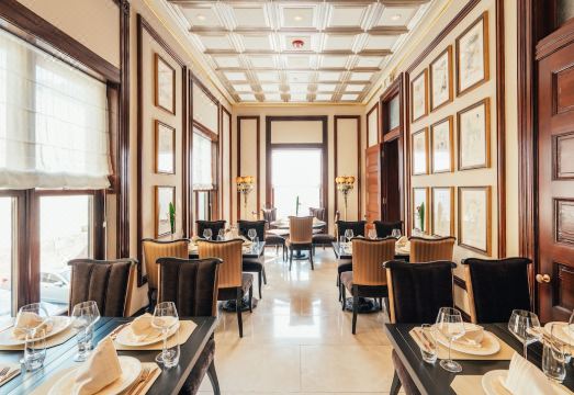 Neighbourgood Sutter Mansion의 고풍스러운 내부 이미지