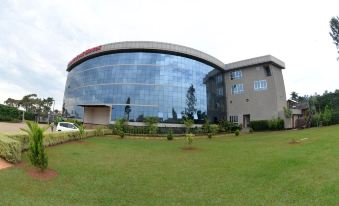 Maple Leaf Hotel - Housity