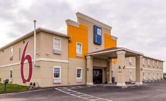 Motel 6 Jourdanton, TX