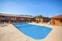 Clarion Pointe Marshall - Pool
