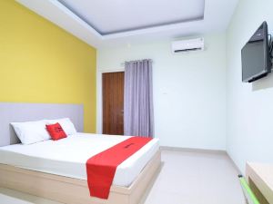 RedDoorz Plus near Museum Keraton Surakarta