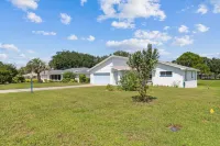 The Lake Home - Beautiful Oasis in the Heart of Florida! 2 Bedroom Home by Redawning