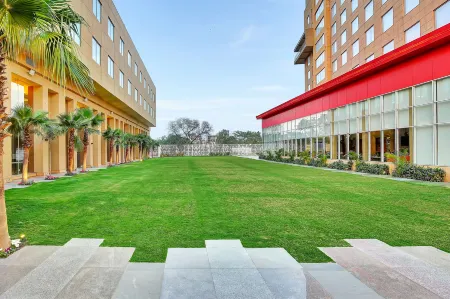 Radisson Red Chandigarh Mohali Отели в г. Мохали