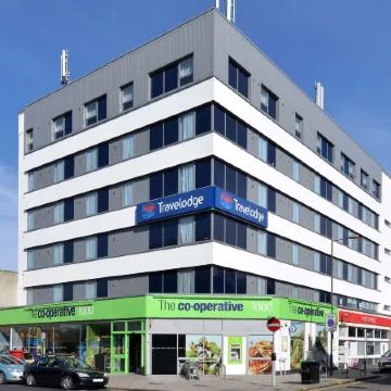 Travelodge London Raynes Park Отели рядом с достопримечательностью «Парк Уимблдон-Коммон»