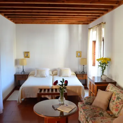 Hotel Santa Isabel la Real Hotels near Dar al-Horra